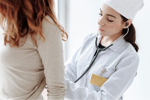photo d'un médecin et de son patient