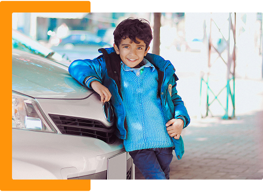 photo d'un enfant appuyé sur le capot d'un taxi