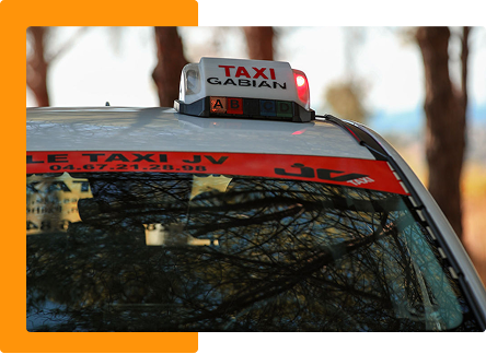 photo du lumineux d'un véhicule de taxi JV