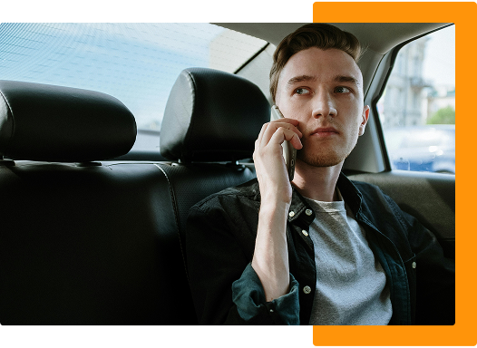 photo d'un homme au téléphone à l'arrière d'un taxi
